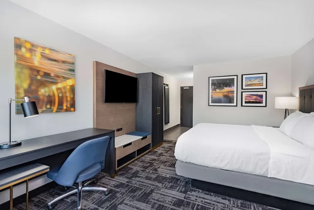 غرفة بسرير كينج، LaQuinta Suites by Wyndham South Bend Notre Dame Area 4/5