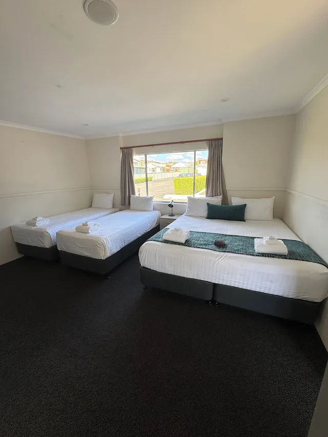 Motel, Deluxe, Family, Double and Twin Beds، The Commercial Hotel Motel 1/1