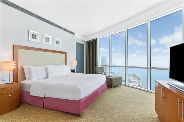 جناح بانورامي بسرير كينج بإطلالة على البحر، Hilton Doha 1/7