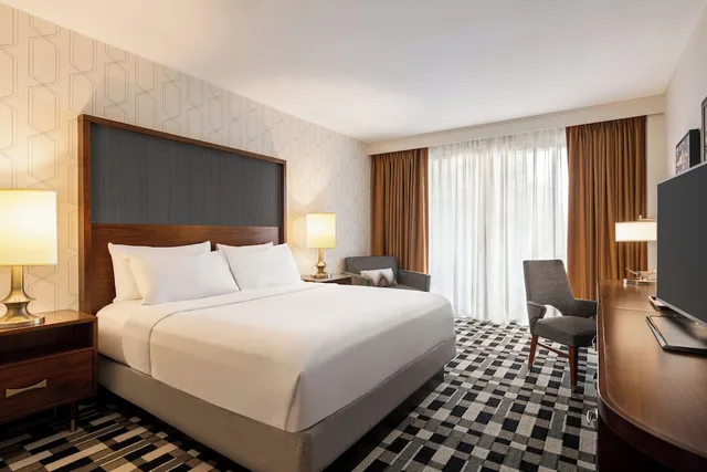 غرفة بسرير كينج بشرفة، The American Hotel Atlanta Downtown, Tapestry by Hilton 1/7