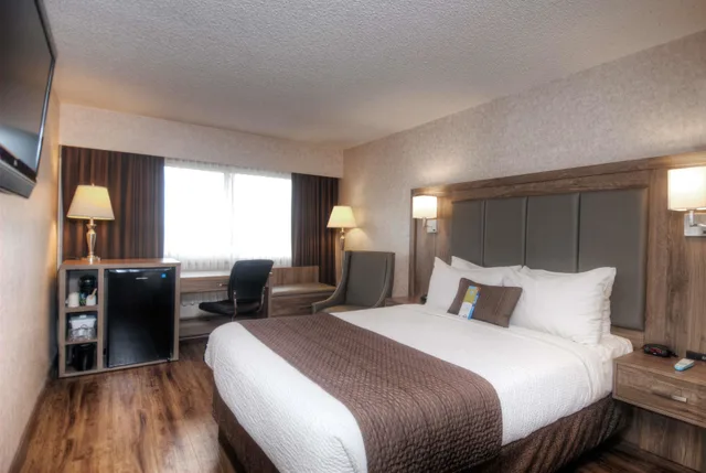 Standard, Queen Bed, Street View، Days Inn by Wyndham Victoria On The Harbour 1/10