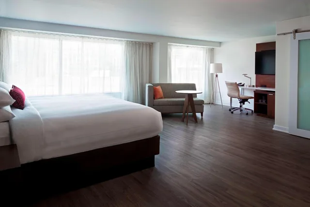 Studio, King Bed, City View, Sofa, Large, Concierge Level، Toronto Marriott City Centre Ex Renaissance Toronto Hotel 1/5