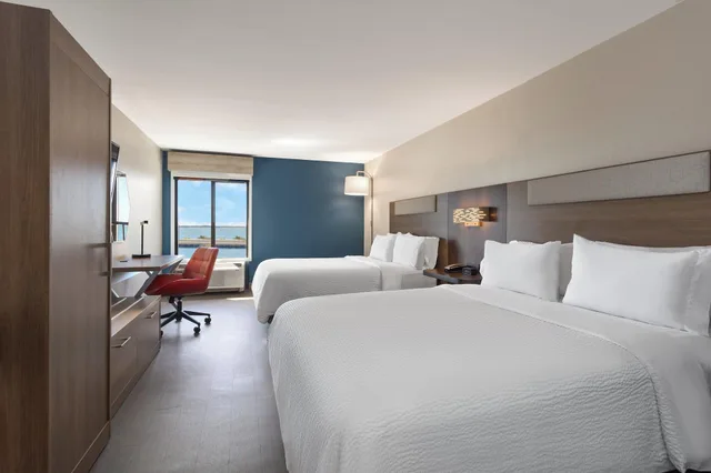 Suite, Multiple Beds, Bay View، Holiday Inn Express Hotel Suites Tampa Rocky Point Island 2/3