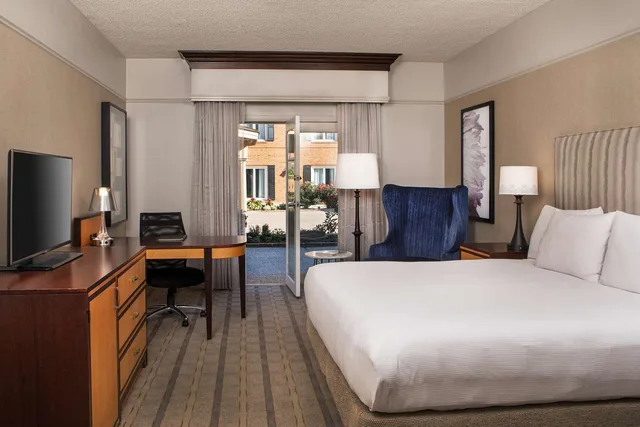 غرفة بسرير كينج بشرفة، Hilton Wilmington Christiana 1/3