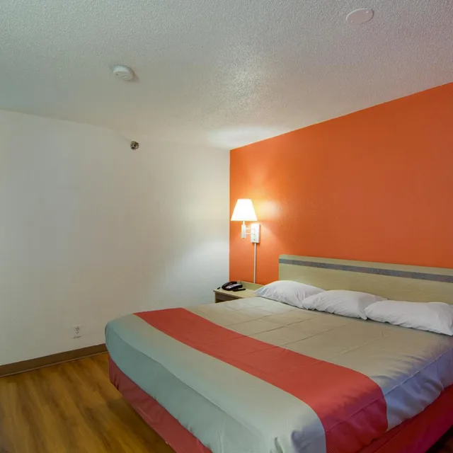 غرفة بسرير كوين للمدخنين لذوي الإعاقة، Motel6 Waukegan, IL 4/10