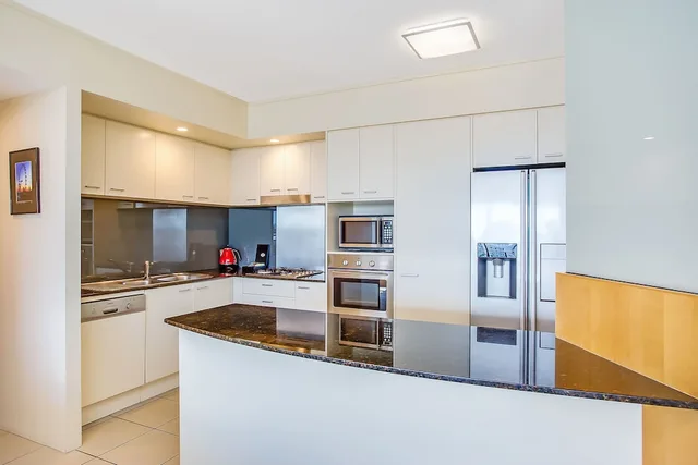2 Bedrooms, Queen and Twin Beds, Mantra Broadbeach on the Park 4/7