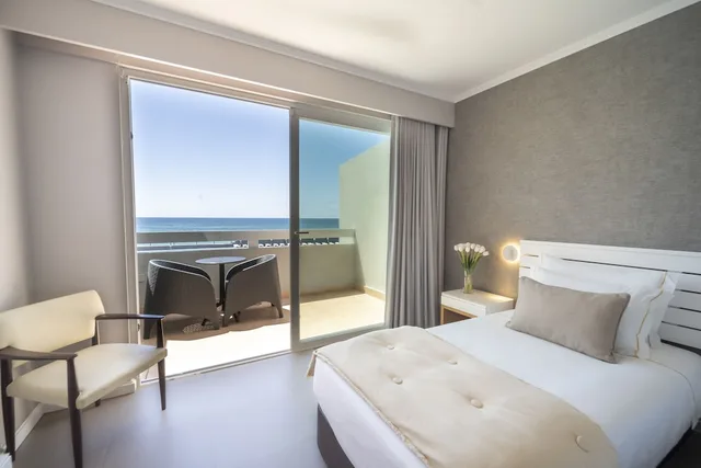 غرفة بسرير مزدوج وسريرين منفصلين بإطلالة على المسبح بشرفة، Hotel Arribas 1/4