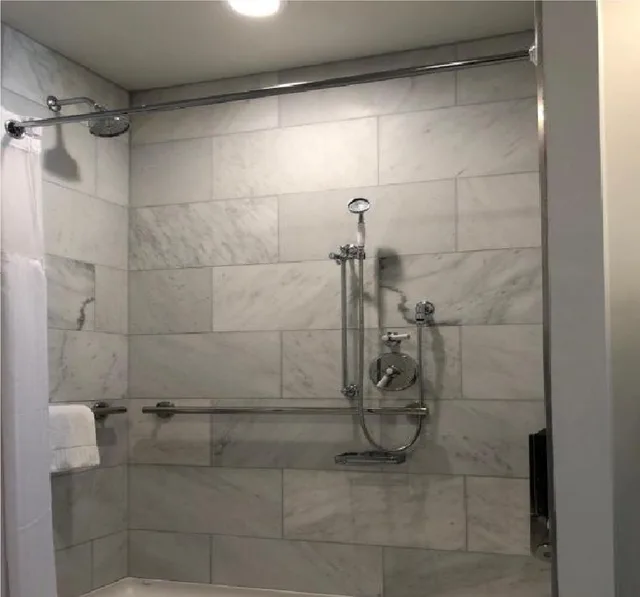 استوديو لذوي الإعاقة، Hotel Triton 2/2