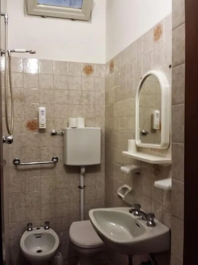 غرفة أساسية ثلاثية بسرير كوين وسرير فردي، Hotel Penny 1/2