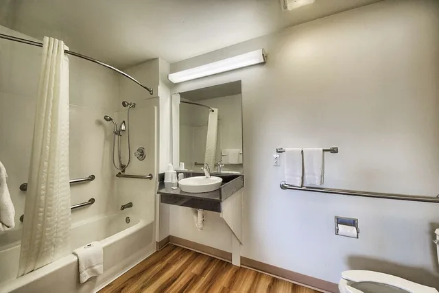 غرفة قياسية بسريرين مزدوجين لذوي الإعاقة، Motel6 Kerrville, TX 6/7