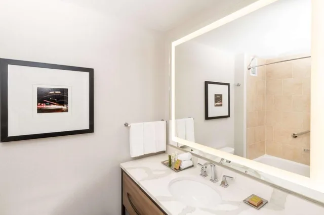 Suite, King Bed, Executive Level, Parlor, Accessible، Hilton Columbus Polaris 2/3