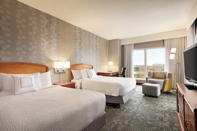 غرفة بسريرين مزدوجين مع أريكة، Courtyard by Marriott Tysons McLean 1/2