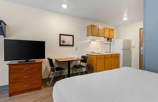 غرفة بسرير كوين بمطبخ، Studio 6 Extended Stay El Paso East TX 6/10