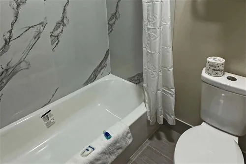 Efficiency, King Bed، Suburban Studios LaVale-Cumberland 1/1