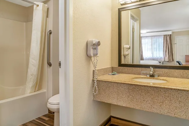 غرفة بسرير كينج يُسمح فيها بالحيوانات الأليفة، Best Western Of Hartland 3/3