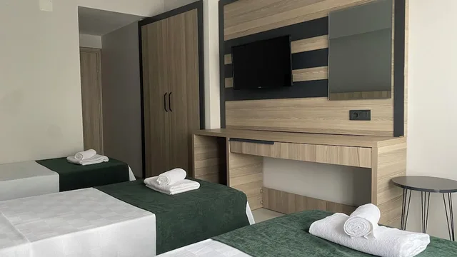 غرفة قياسية بسرير كوين وسرير فردي بغرفة نوم واحدة، Medos hotel 10/10
