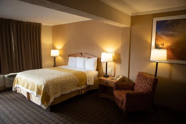 غرفة بسرير كوين بحوض استحمام لذوي الإعاقة، Days Inn by Wyndham Fairmont 4/8