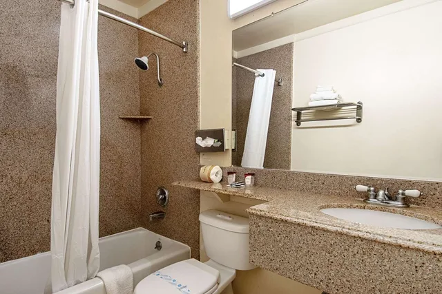 2 Queen Beds - Non-Smoking, Micfridge، Motel6 Buena Park, CA – Anaheim/Near Maingate Knotts 3/3