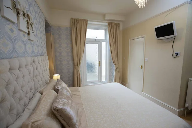Deluxe, Twin Beds, King Bed, Ground Floor, The Sands 6/10