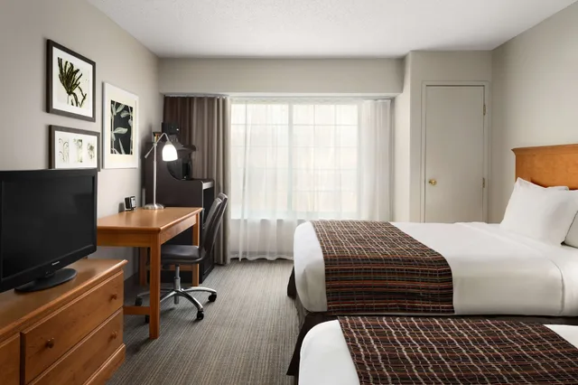 غرفة بسريرين كوين، Country Inn & Suites by Radisson, Columbus Airport, OH 2/2