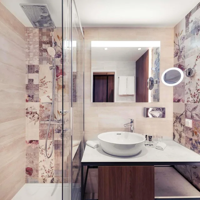 جناح جونيور سوبيريور، Mercure Budapest Korona Hotel 9/9