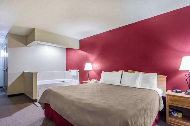 Suite, King Bed, Accessible, Rodeway Inn Hesston, KS 2/10