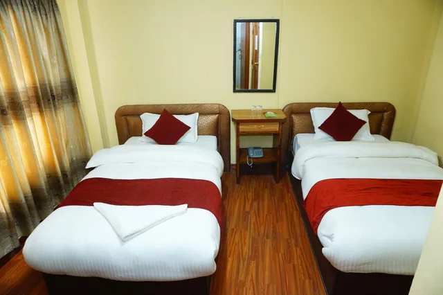 غرفة ديلوكس بسريرين منفصلين بإطلالة على الحديقة للمدخنين، Hotel Holy Temple Tree 1/5