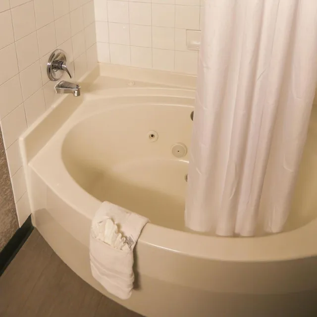غرفة بسرير كينج بجاكوزي، Days Inn Calgary Airport 3/4