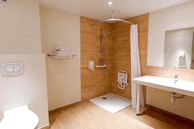 غرفة عائلية، Hotel Saint Etienne 5/6