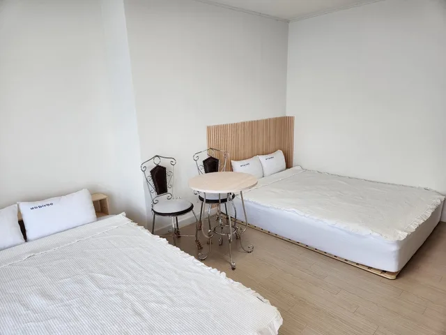 Sky, 3 Queen Beds، On The Sea Pension 2/10