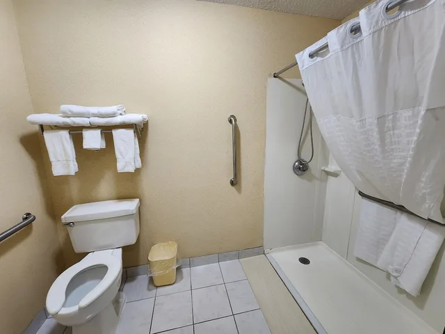 Upgrade, Efficiency, King Bed, Accessible, Quality Inn Wheelersburg OH 3/4