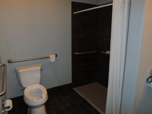 Room, King Bed, Accessible, Studio6 Beeville, TX 9/10
