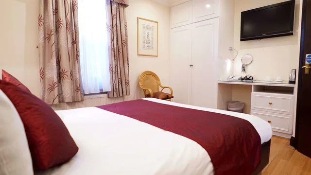 Superior, Queen Bed, La Gaffe 7/10
