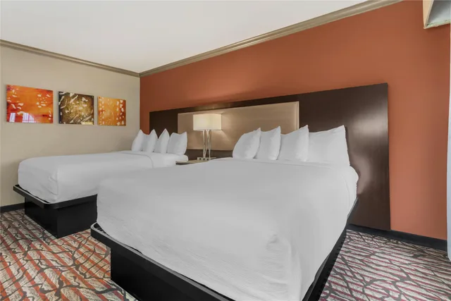 غرفة بسريرين كوين بشرفة، Best Western Plus Brookside Inn 6/8