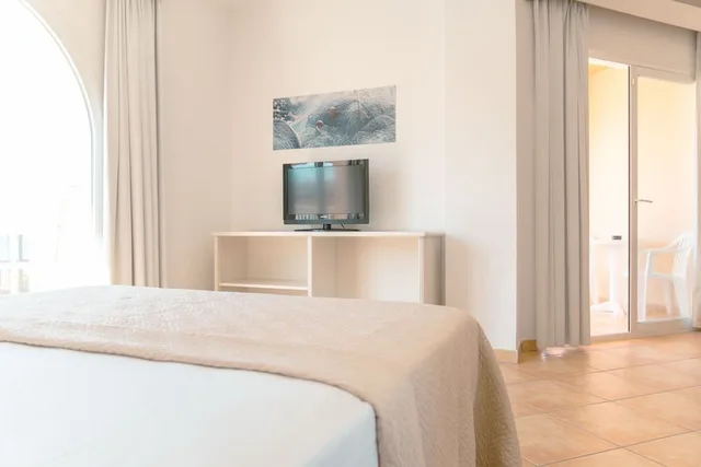 غرفة سوبيريور بسرير كوين بشرفة، Rosamar Ibiza Hotel 2/3