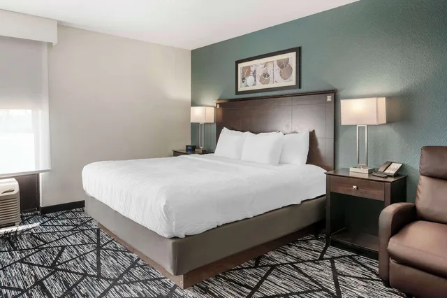 غرفة قياسية بسرير كينج مع أريكة لذوي الإعاقة، Best Western Plus Anderson 6/10