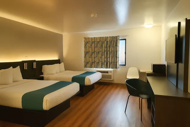 2 Full Beds - Premium, Micfridge، Motel6 Duluth, MN 1/4