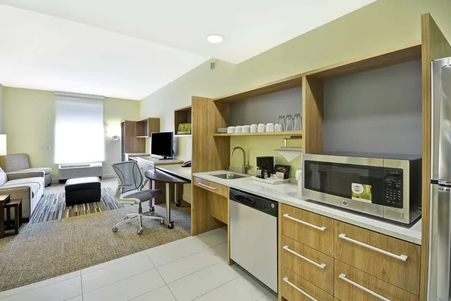 جناح بسرير كوين بحوض استحمام لذوي الإعاقة، Home2 Suites By Hilton Dallas Addison 4/4