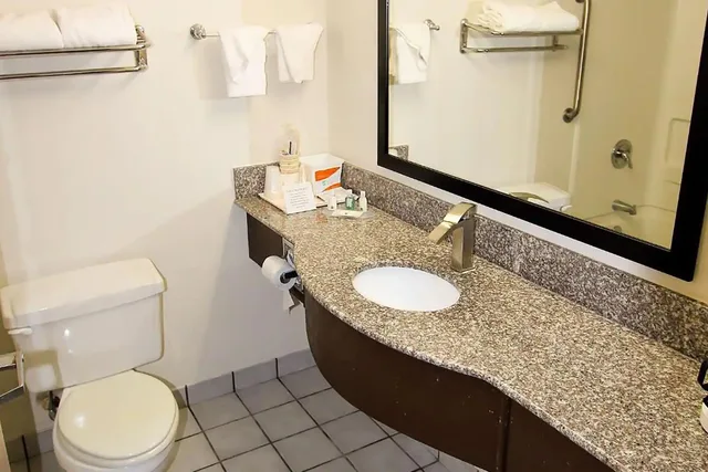 غرفة بسرير كينج بحوض استحمام، La Quinta Inn & Suites by Wyndham Fayetteville I-95 5/5