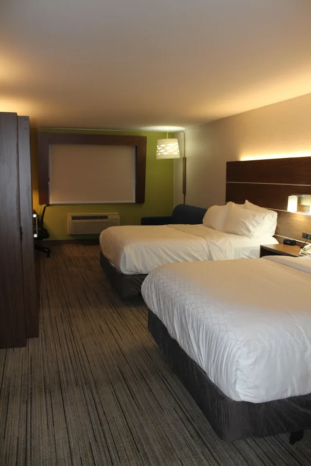 غرفة قياسية بسريرين كوين مع أريكة، Holiday Inn Express Hotel Suites Raton 3/10