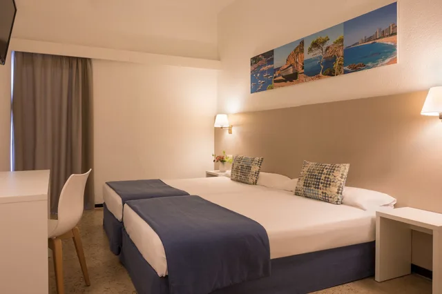 غرفة رباعية بسرير مزدوج وسريرين منفصلين، htop Caleta Palace 5/8