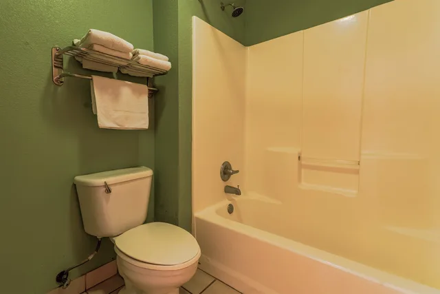 room, 2 queen beds, Oyo Hotel Yoakum West 7/8