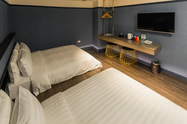 Standard, Quadruple, 2 Double Beds, No Window، Queen Hotel 1/1