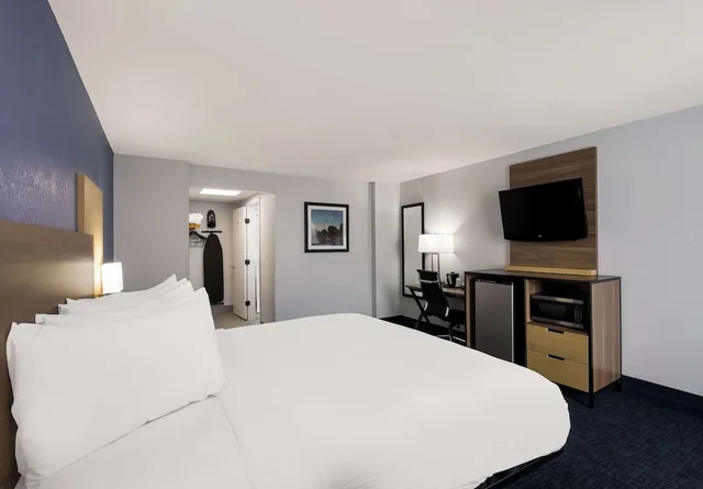 غرفة قياسية بسرير كينج لذوي الإعاقة، SureStay Plus by Best Western Pigeon Forge 2/3