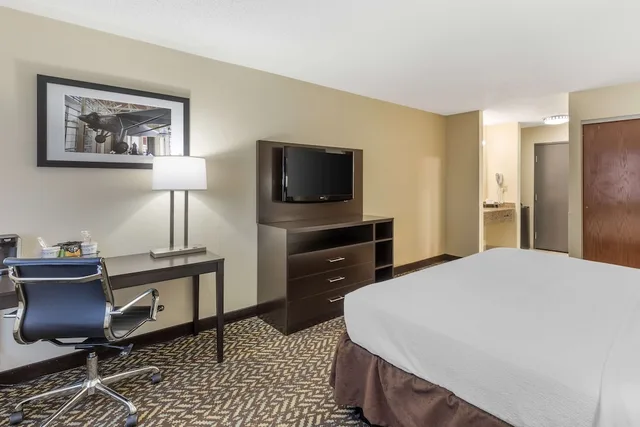 غرفة قياسية بسرير كينج، Best Western St. Louis Inn 2/3