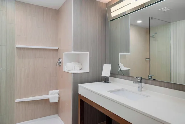 جناح بسرير كينج بغرفة نوم واحدة مع أريكة لذوي الإعاقة، Courtyard by Marriott Niagara Falls, USA 5/5