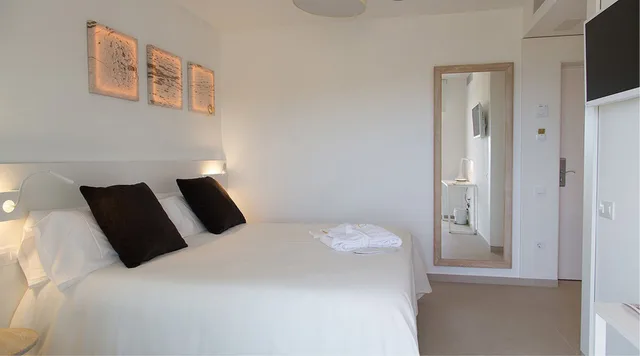 غرفة قياسية بسريرين منفصلين بشرفة، HOTEL CALA SAONA & SPA 4/8
