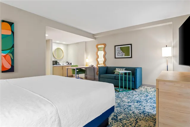 جناح استوديو بسرير كينج بشرفة مع أريكة، Hampton Inn Suites St Petersburg Downtown 1/1