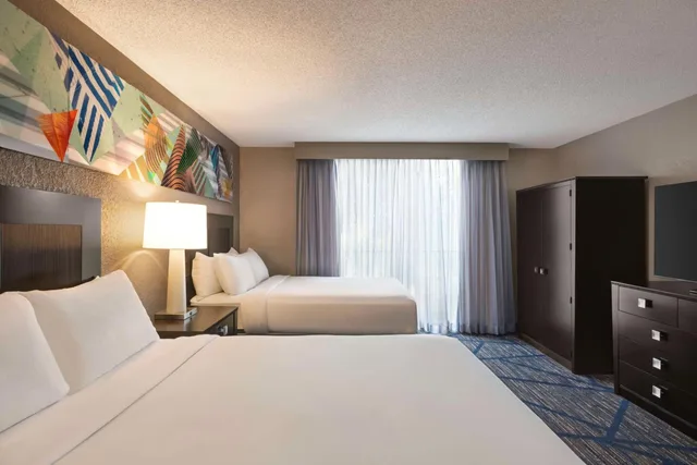 جناح بسريرين كوين مع أريكة، Embassy Suites by Hilton Miami International Airport 1/3