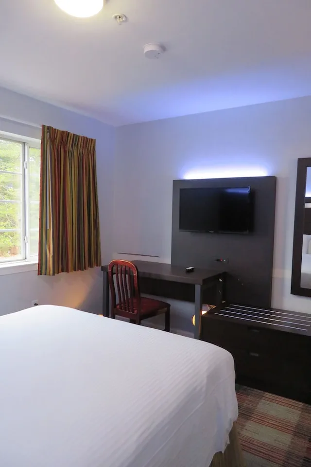 جناح بسريرين كوين مع أريكة، Luxbury Inn & Suites 1/4